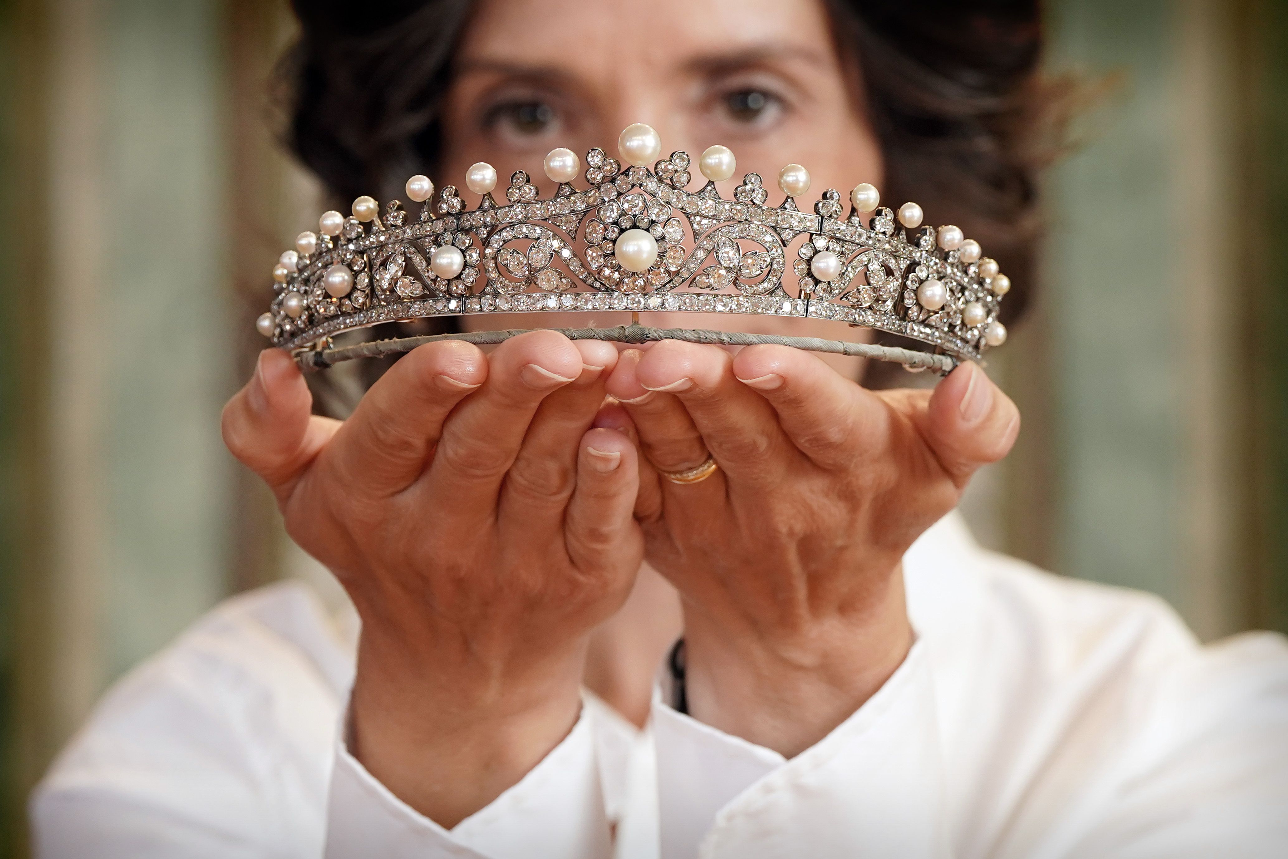 Historic ‘Working Tiara’ to Be Sold at Auction
